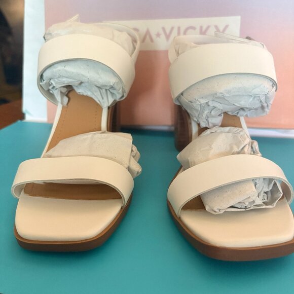 Lisa Vicky OASIS-V White Leather Chuncky Heel Size 8M NEW In Box Formal Casual - Picture 1 of 3